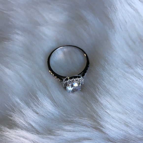Cushion Cut Round Diamond Ring - Picture 6 of 7